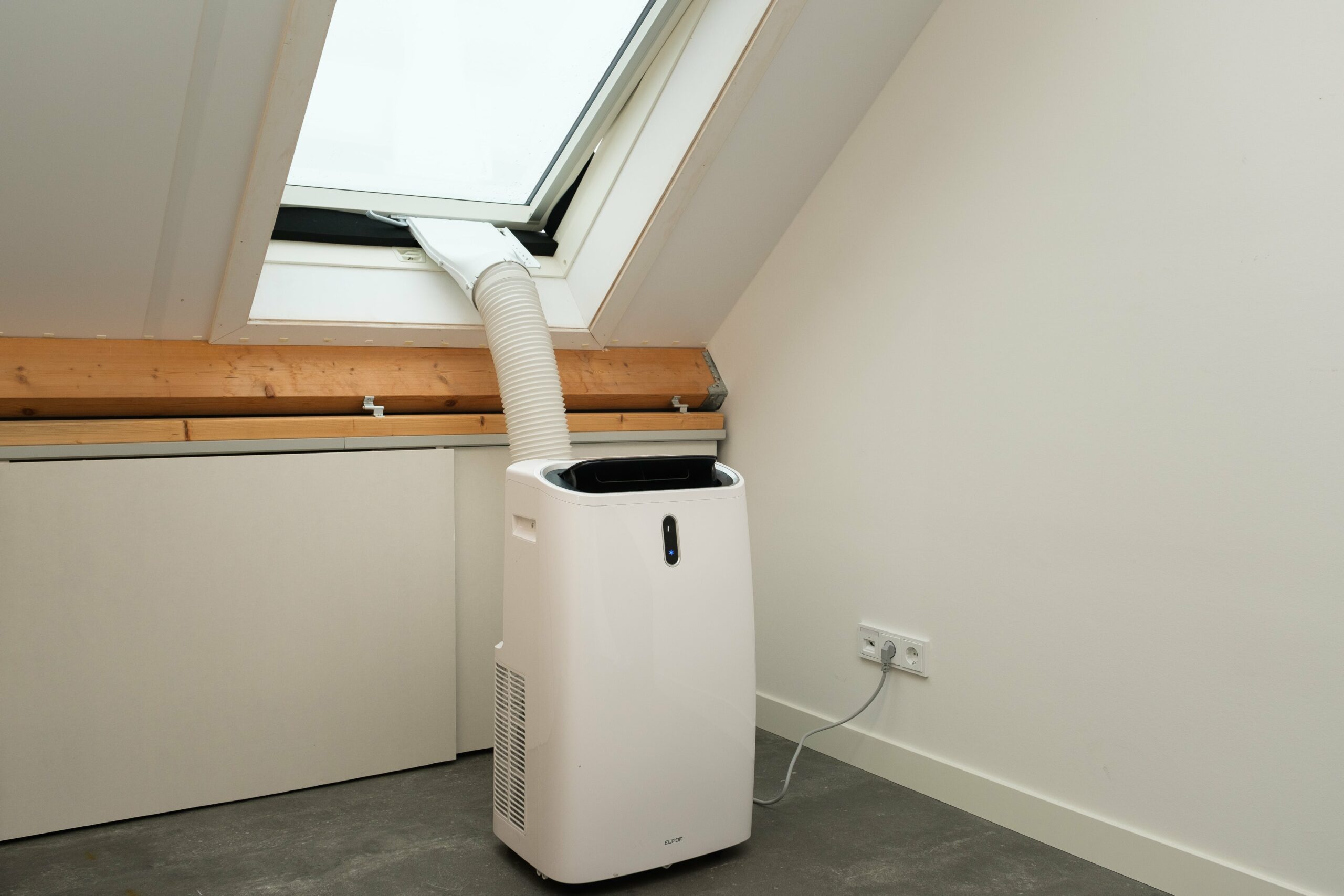 Eurom Window Outlet for tilt-and-turn and Skylights - Mobile Air Conditioners Eurom Window Outlet for tilt-and-turn and Skylights - Mobile Air Conditioners